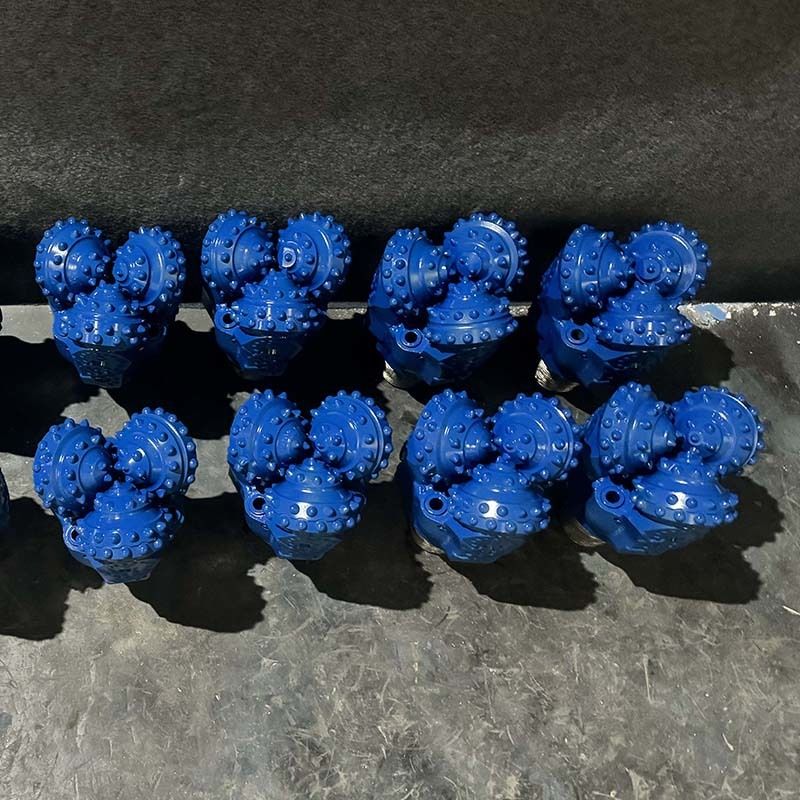 5 1/2 дюймов IADC 537 Карбидный вращающийся каменный буровой кубики Триконный кубик для бурения скважин для воды / нефти / газа Форжированный буровой инструмент